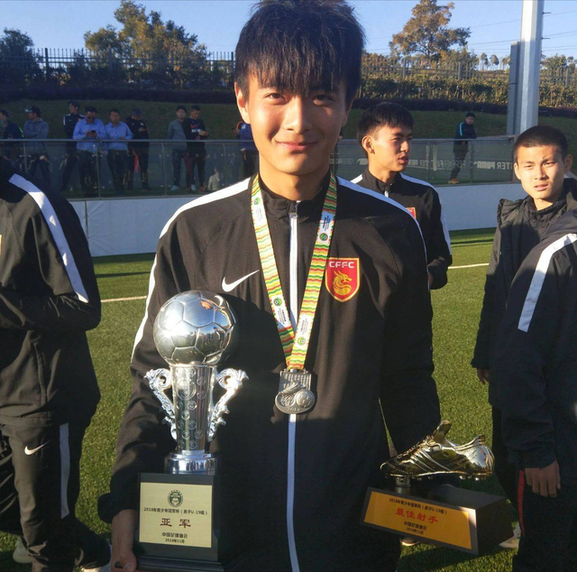 kaiyun 官网-拜仁慕尼黑训练开放日，窗口期扳平良机引欢呼，中超在即，更衣室氛围转暖(拜仁慕尼黑36号维罗克)